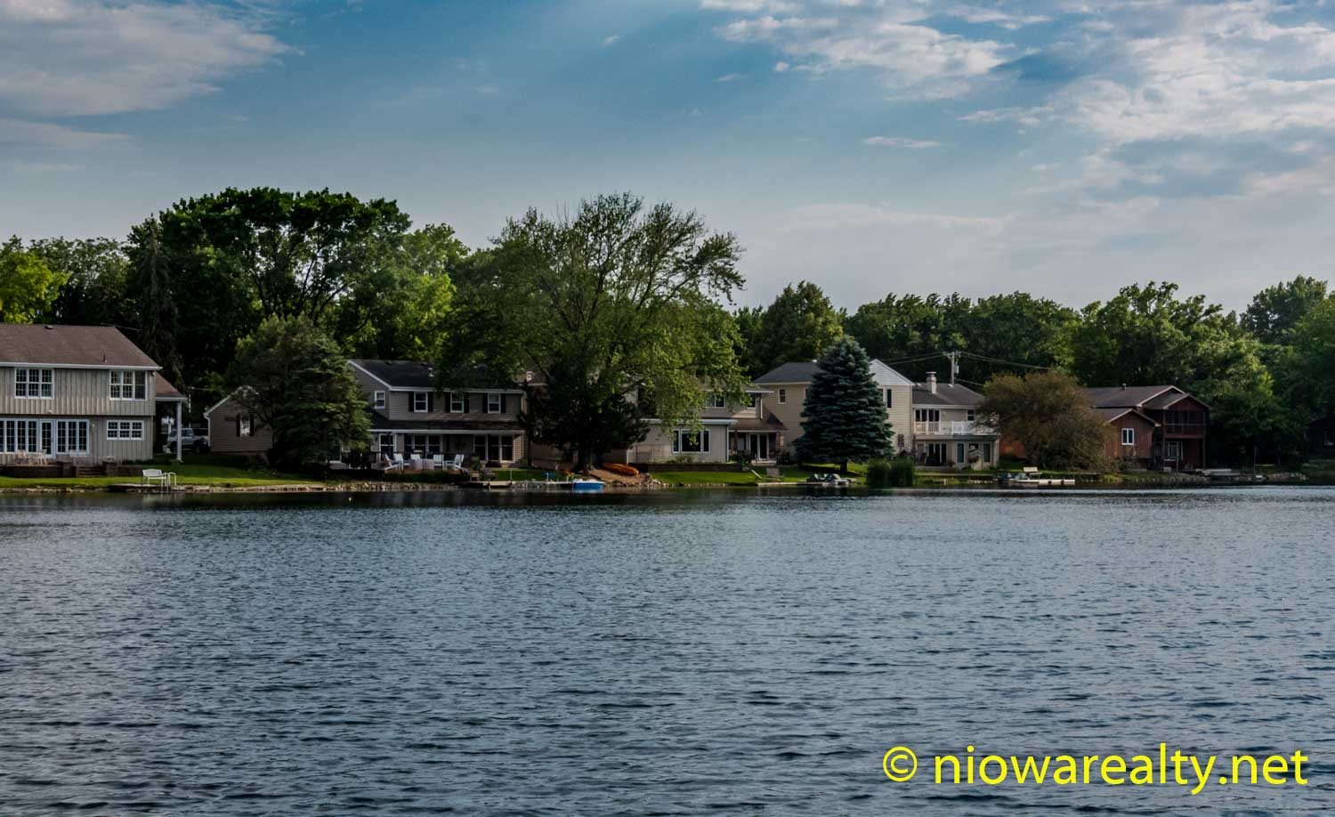 Peaceful Lake Cona Toma